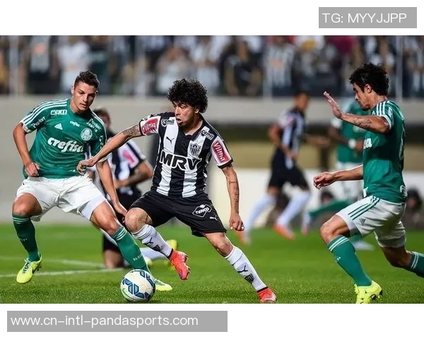 帕尔梅拉斯与克鲁塞罗激战成和双方在赛场上展现精彩表现